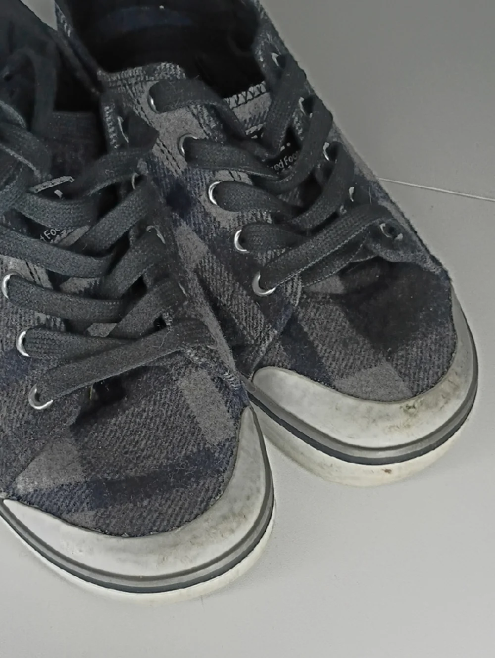Keen Elsa III plaid wool sneakers in black and gray. Size 6